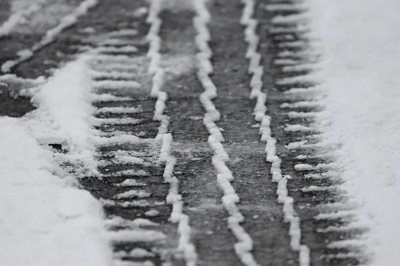 tire-tracks-3148803_1920.jpg