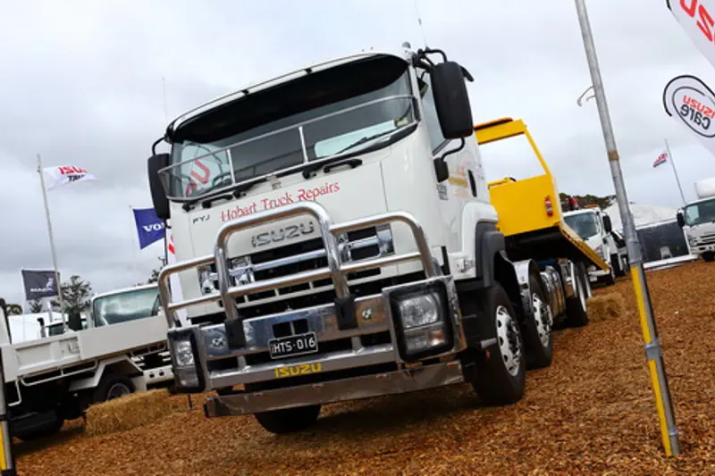 isuzu_fyj_wbullbar.jpg